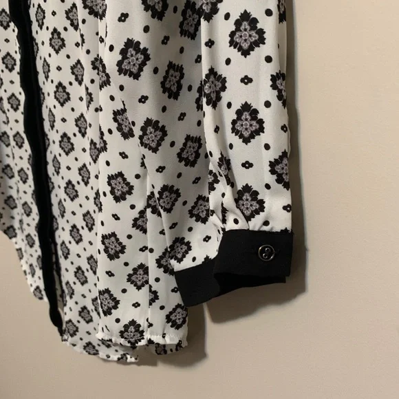 Smart Set Button-Up Blouse, size S - Picture 3 of 10